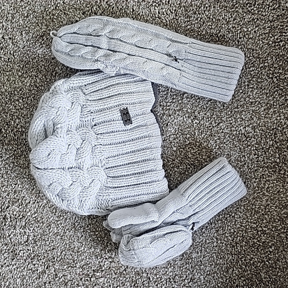 Under Armour Hat and Gloves set